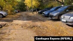 Колата на УОС (третата от дясно наляво) до сградата на държавната фирма, която се намира до блоковете на Софийския университет на Четвърти километър.