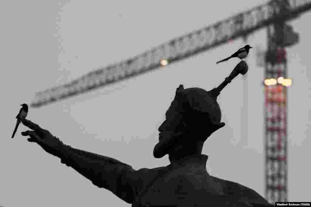 Вид на памятник Амиру Тимуру (1336–1405), тюркскому полководцу и завоевателю, считающемуся одним из основоположников узбекской государственности, в центре Ташкента