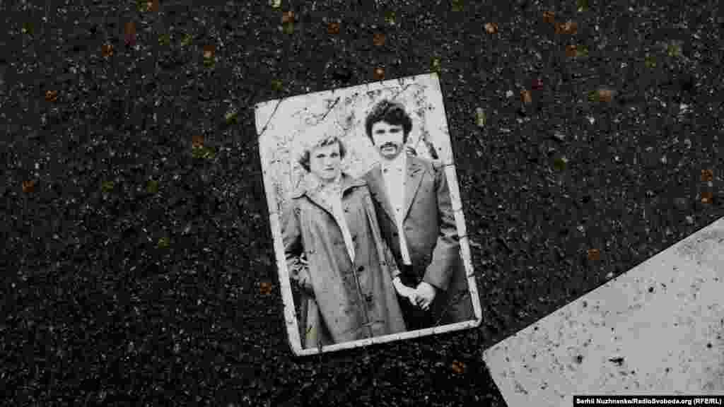 Фотографія лежить на землі біля зруйнованого будинку, Бородянка 8 квітня 2022 року