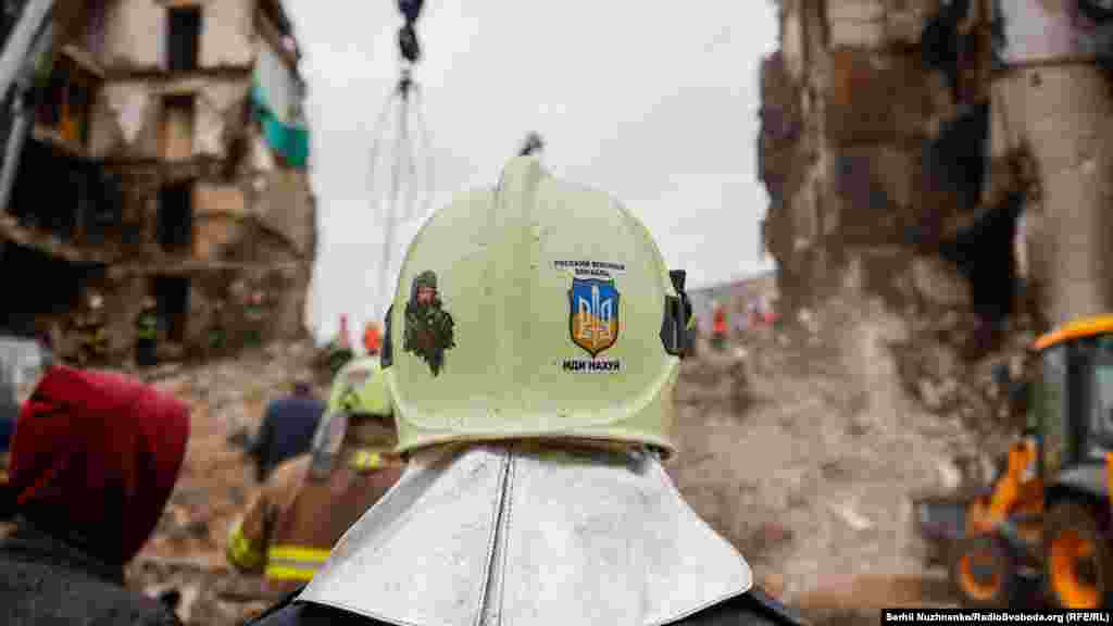 Український рятувальник на місці розбору зруйнованих житлових будинків у Бородянці 