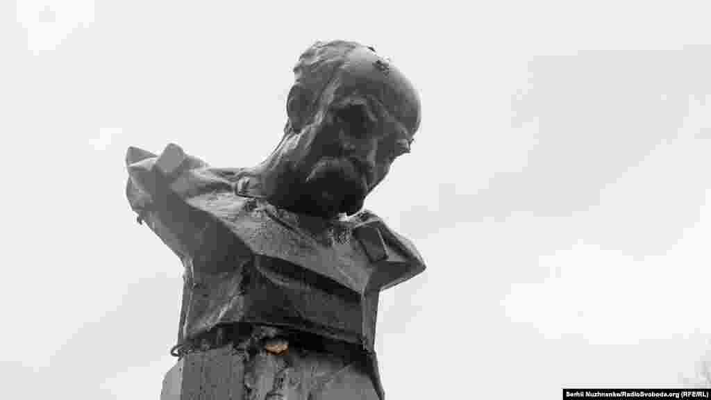 Розстріляний російськими військами пам’ятник Тарасові Шевченку в селищі Бородянка, що на Київщині