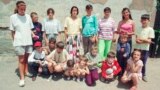 Amel i Džemil Hodžić sa djecom u opkoljenom Sarajevu, 1993. godine