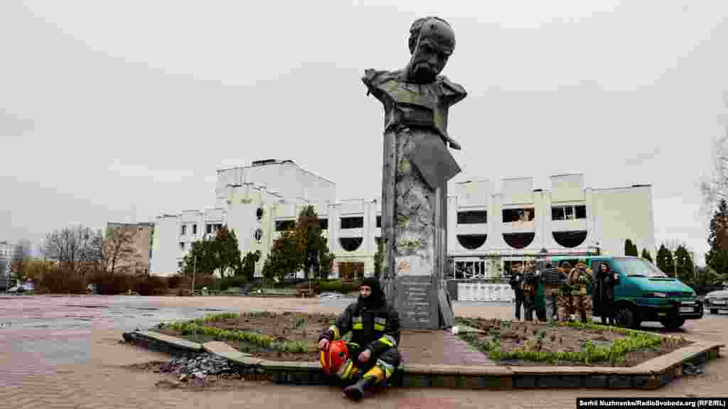 Рятувальник відпочиває біля розстріляного російськими військами пам’ятника Тарасові Шевченку в селищі Бородянка, що на Київщині