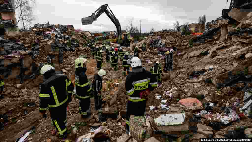 Рятувальники продовжують розбирати завали знищених будинків у Бородянці, що під Києвом