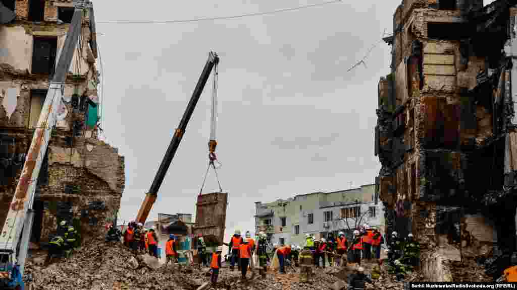 «На місці працює 237 рятувальників і 35 одиниць техніки. Рятувальникам допомагають 70 добровольців», – йдеться у повідомленні ДСНС України