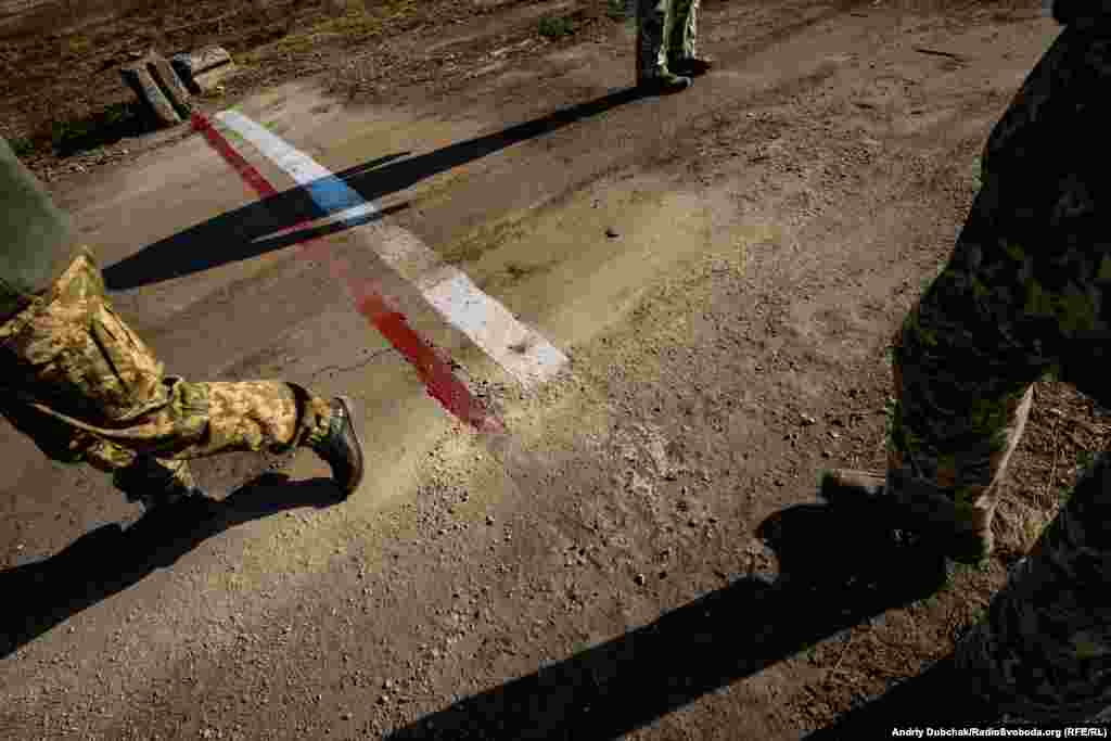 1 листопада було завершено формальне розведення сил і засобів на ділянці № 2 поблизу Золотого. На один кілометр назад відведено українську армію. На один кілометр назад відведено контрольовані Росією збройні формування. Лінія на фото – межа між демілітаризованою зоною і українською стороною