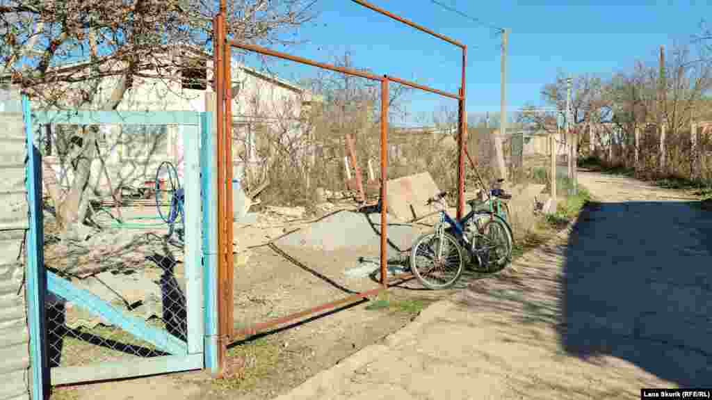 Залізні «коні» припарковані біля воріт