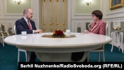 Прем'єр-міністр України Денис Шмигаль та ведуча програми «Суботнє Інтерв'ю» Інна Кузнецова