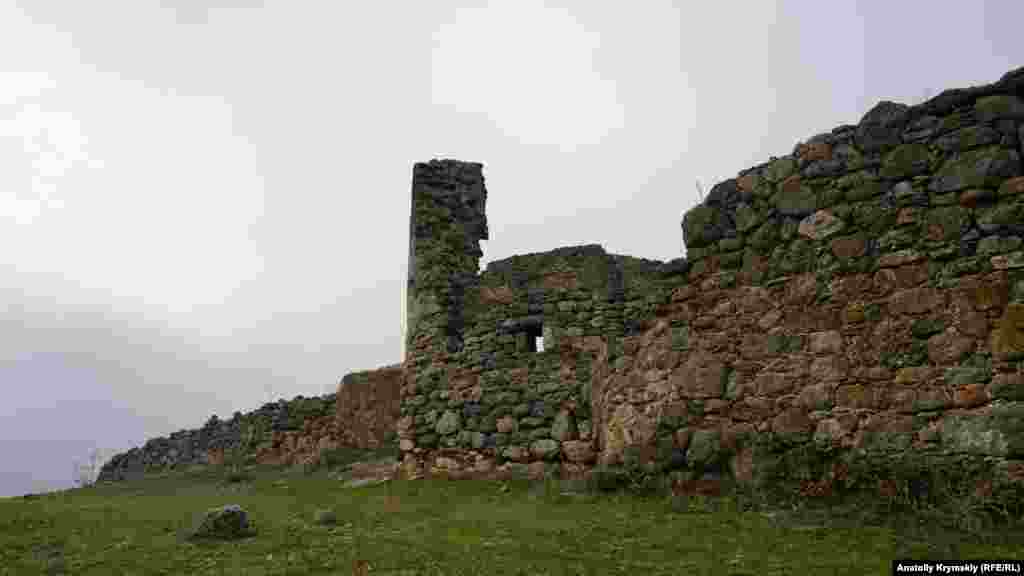 Наибольшая протяженность крепости с севера на юг – 106 метров, с запада на восток – 56 метров. Рядом с крепостью в Средние века пролегал торговый путь из Горзувита (Гурзуфа) и Алустона (Алушты) в степной Крым