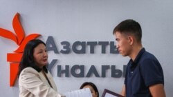 "Эркин Европа/Азаттык" радиосунун кыргыз кызматынын директору Венера Жуматаева сынактын жеңүүчүлөрүнө сыйлык тапшырууда. 