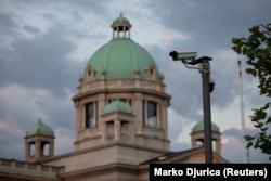 O cameră de supraveghere în fața clădirii Parlamentului sârb din Belgrad.