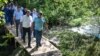 Рустам Минниханов осматривает водно-болотные угодья за парком Победы, август 2022 года.