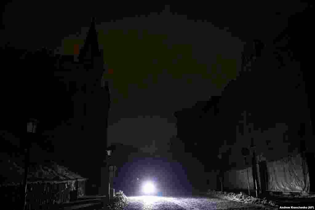 А Національна енергетична компанія «Укренерго» пізніше попередила, що аварійні відключення електрики у всіх регіонах України триватимуть з 14:45 упродовж найближчої доби. Київ у темноті внаслідок російських ракетних обстрілів. 23 листопада 2022 року