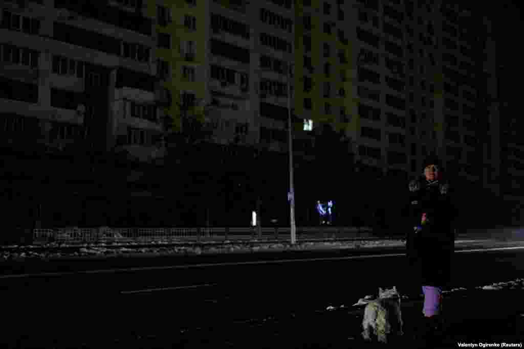 «Мільйони людей по всій Україні були в укриттях, коли Росія сьогодні знову запустила ракети. Постійні атаки на інфраструктуру спрямовані на те, щоб мирне населення України було в холоді і темряві. Ця жахлива тактика не зламає рішучості України та її партнерів», – так у своєму твіттері прокоментував чергову масовану російську ракетну атаку держсекретар США Ентоні Блінкен. Сніг робить тротуари трохи світлішими навіть у темноті. Київ, 23 листопада 2022 року