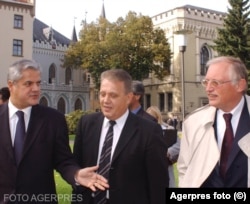 Premierul României, Adrian Năstase, al Letoniei, Andris Berzins, și comisarul european pentru extindere Günter Verheugen, la Conferința „Dimensiunea socială a procesului de extindere a UE". Riga, 12 octombrie 2001