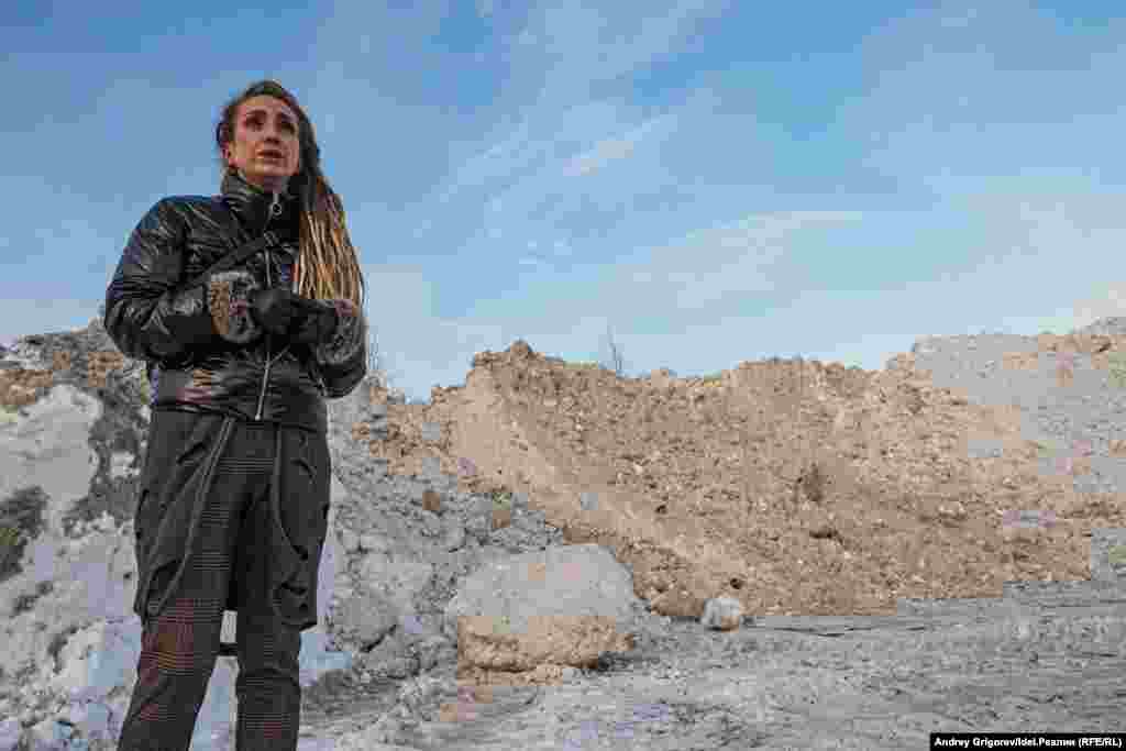 Жительница Казани на месте гигантской свалки грязного снега прямо в зелёной зоне между озером Верхний Кабан и ЖК "Лесной городок". Снег, загрязненный микропластиком, канцерогеном бенз(а)пирен и хлоридами, в начале 2022 года свозили сюда сотни самосвалов — чиновники оправдывались тем, что это "временная площадка складирования". 