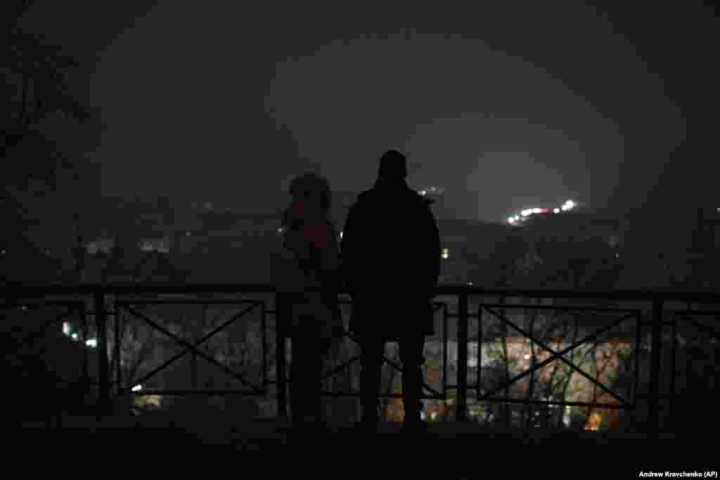 Тим часом жителі столиці почали адаптуватися до умов частково блекауту. Для людей відключення світла не стало чимось несподіваним, адже Київ живе в умовах жорсткої економії електроенергії вже не перший місяць. Генератори, свічки та бездротові джерела освітлення стали невід'ємною частиною побуту українців. Як написала одна із журналісток Радіо Свобода на своїй сторінці у фейсбуці: «Згадуючи цей час, ми пам'ятатимемо світло, а не темряву».  