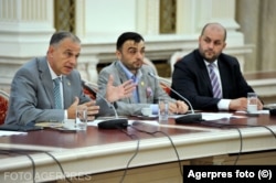 Mircea Geoană (stânga), președintele Comisiei comune a Parlamentului pentru aderarea Romaniei la Schengen, la prima întâlnire a grupului de lucru Parlament-Guvern pentru aderarea Romaniei la spațiul de liberă circulație. 25 iunie 2013.