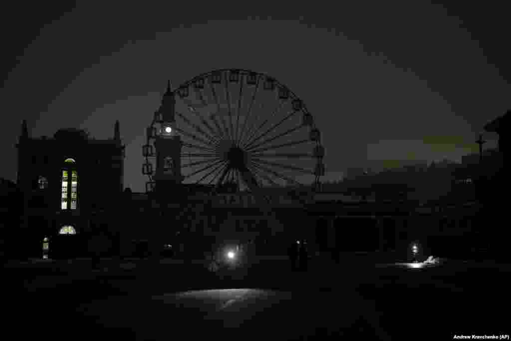 Ще 6 листопада мер Києва Віталій Кличко в ефірі національного телемарафону заявив, що столиця готова до повного блекауту й закликав містян  робити запаси питної та технічної води, їжі, мати автономні зарядні пристрої та теплі речі. Оглядове колесо на майже темному Подолі. Київ, 23 листопада 2023 року