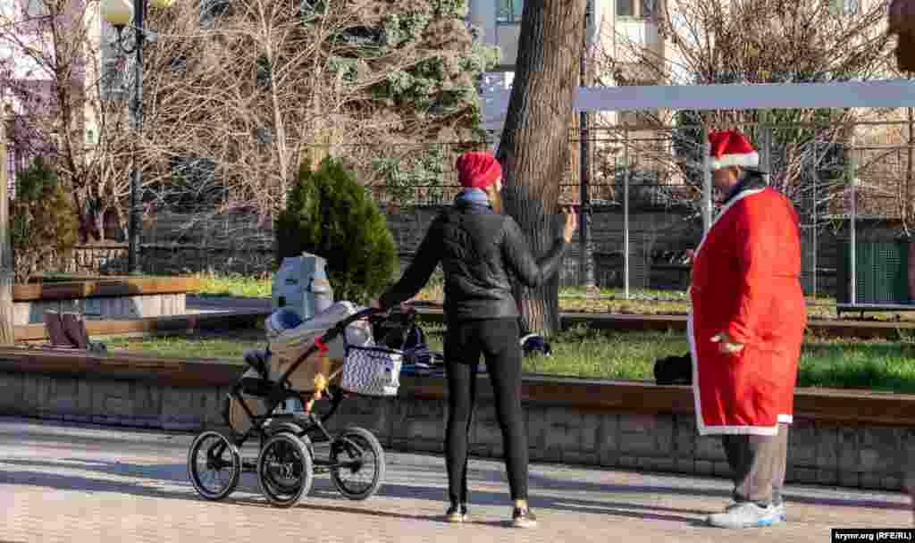 И почти «настоящий» Санта недалеко от пересечения этой улицы с набережной имени Горького