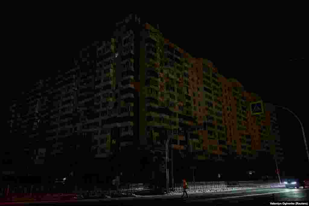 На ранок 24 листопада, мер Києва Володимир Кличко повідомив, що на лівому березі столиці відновили водопостачання, але ще близько 70% міста залишається без електропостачання «Енергетики та фахівці «Київводоканалу» працювали всю ніч, щоб відновити життєзабезпечення столиці. Вже повернули водопостачання на лівому березі міста. На правому ж – плануємо відновити його в першій половині дня», – написав Кличко у телеграмі