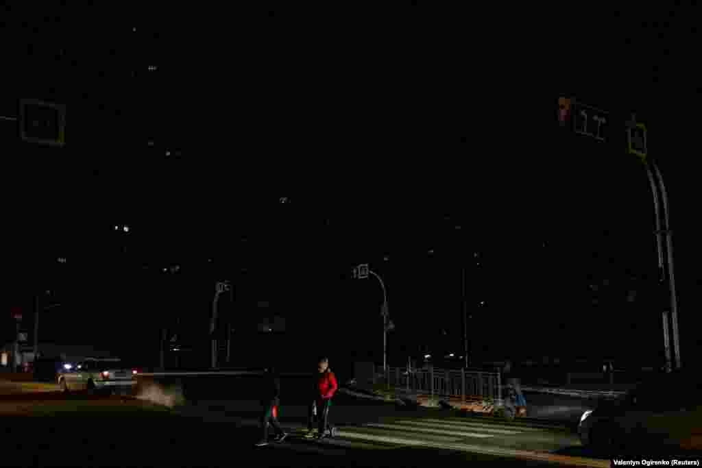 Енергетичну систему України вдалося об’єднати близько 4:00 24 листопада після блекауту, спричиненого російськими ударами напередодні, повідомив в ефірі телемарафону міністр енергетики Герман Галущенко. «Ситуація загалом складна по всій країні. Є області, де збільшили постачання електроенергії. Але треба розуміти, що вчора насправді відбувся блекаут у нашій енергосистемі внаслідок обстрілів. О 4:00 ранку ми змогли об’єднати енергосистему, вона зараз працює як єдина, і на зараз вже заживлені критичні об’єкти інфраструктури по всій країні. І, відповідно, ми будемо збільшувати обсяг генерації протягом дня. Розраховуємо, що до вечора почнуть працювати атомні станції, і це значно скоротить дефіцит», – пояснив міністр.