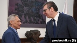 Ambasadori rus në Beograd, Aleksandar Bocan-Harcenko dhe presidenti i Serbisë, Aleksandar Vuçiq. Fotografi nga arkivi.