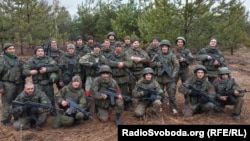 Російські солдати зробили колективне фото під час вторгнення в Україну. Березень 2022 року. Чернігівщина