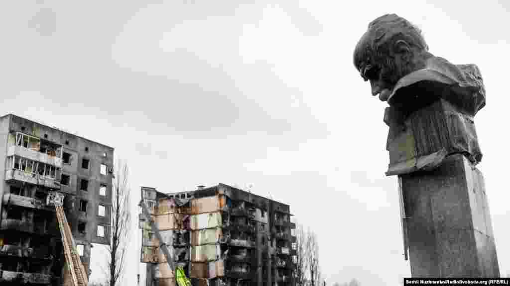 «Свою Україну любіть, Любіть її... Во время люте, В останню тяжкую минуту За неї Господа моліть!» – Тарас Шевченко Ці слова викарбувані на постаменті простріленого пам’ятника Тарасові Шевченку в центрі Бородянки, Київська область, Україна