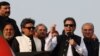 عمران خان د لاریون پر مهال یوه خبریال ته وویل، اوسنی وضعیت مارشل لا ته ورته دی - د اکتوبر ۲۸مې انځور.