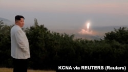 Kim Jong Un, Lider suprem i Koresë së Veriut duke shikuar lëshimin e një rakete.