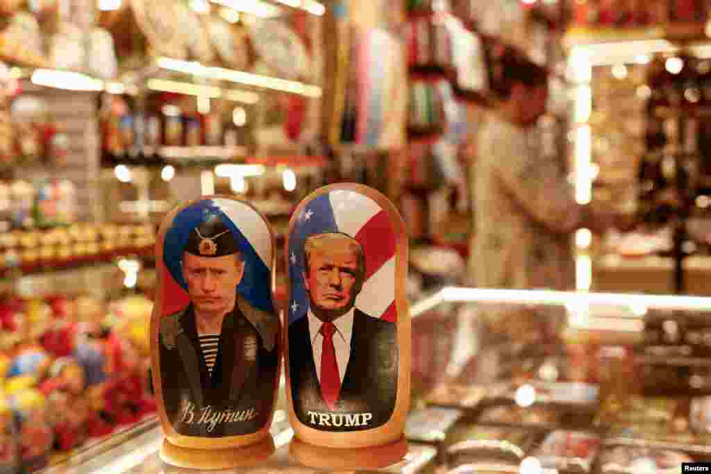 Традиционные русские матрешки с изображениями президента России Владимира Путина и президента США Дональда Трампа Москва, Россия, 12 августа 2025 года. REUTERS/Юлия Морозова