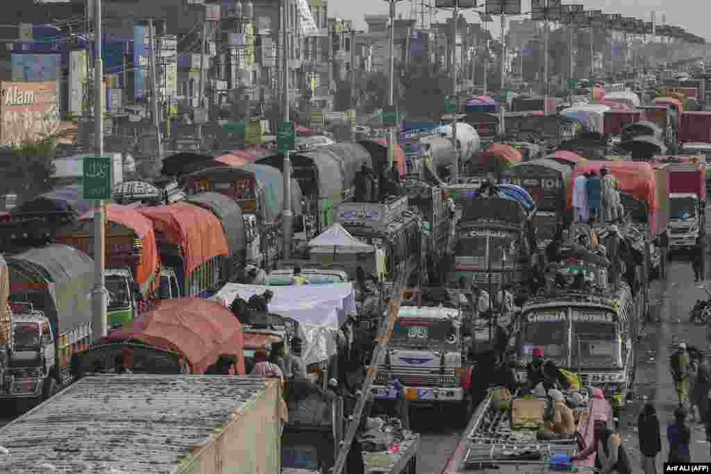 Машины стоят в пробке во время марша протеста запрещенной партии Техрик-и-Лаббайк Пакистан (TLP) в Муридке. Протестующие требовали освобождения своего лидера Хафиза Саада Хуссейна Ризви. Он был арестован в апреле на фоне демонстраций против Франции, связанных с публикацией политических карикатур с изображением пророка Мухаммеда 