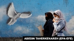 دو زن رهگذر در خیابانهای تهران