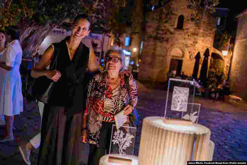 Radović (desno) za Radio Slobodna Evropa (RSE) kaže da je toj tradicionalnoj vještini podučila preko 50 žena.Direktorica kotorskih Muzeja Dušica Ivetić (lijevo) za RSE kaže da je nagrađeni broš od dobrotske čipke dio suvenirske linije "Ponesi nasljeđe".