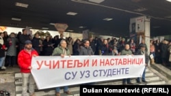 Profesori i nastavnici na protestu ispred Filozofskog fakulteta u Beogradu, 20. januar 2025.