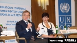 Глава комітету Верховної Ради України з прав людини, національних меншин і міжнаціональних відносин Григорій Немиря (ліворуч), уповноважений Верховної Ради України з прав людини Валерія Лутковська (праворуч)