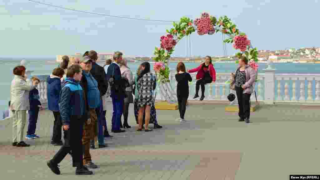 Є і така інсталяція – арка у квітах з гойдалками 