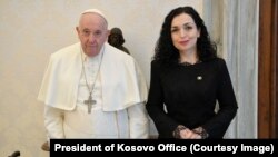 Vjosa Osmani, predsednica Kosova, i papa Franjo, prilikom susreta u Vatikanu, 23. junaura 2023. godine.