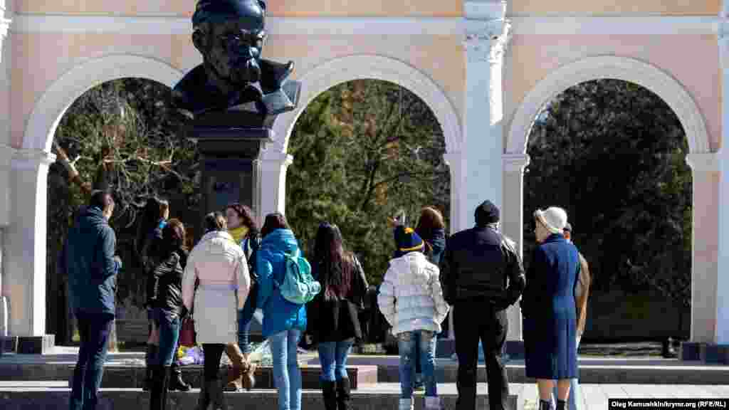 Березень 2015 року. Півострів анексований Росією. Уже через рік від 200-річчя Шевченка, в Криму стали неможливі українські мітинги і збори. Російська влада заборонили проводити заходи біля пам'ятника Шевченку. Активісти збираються в іншому місці – парку імені Гагаріна