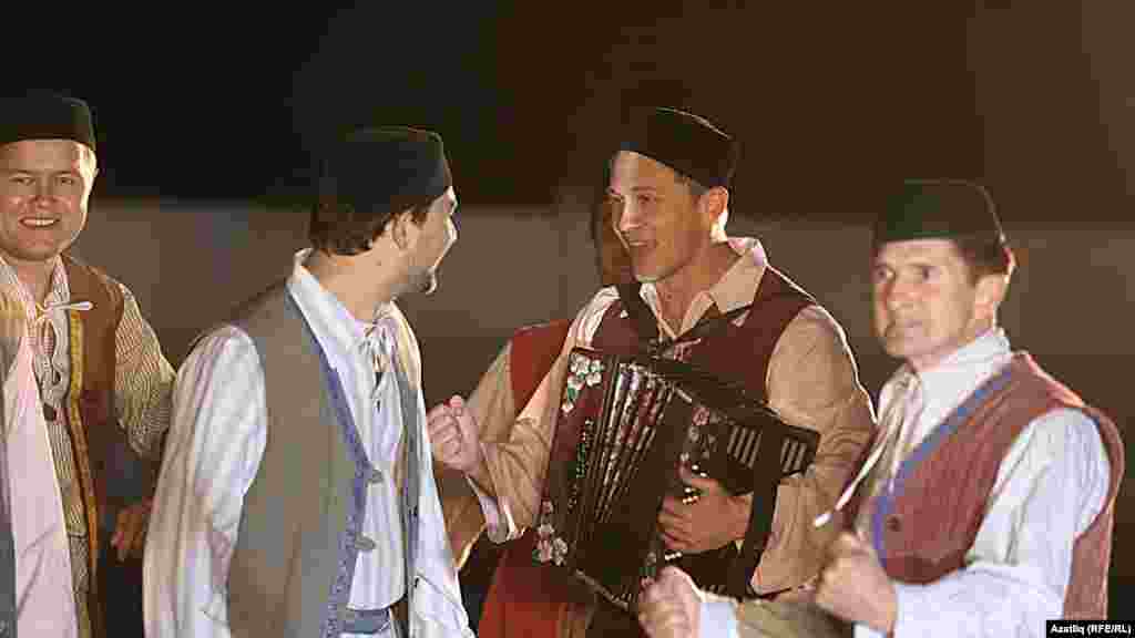 Камал театры каршында яңа сезон ачу тантанасы 