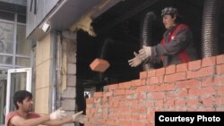 Таманно Мирзоева ҳангоми кор дар сохтмон.