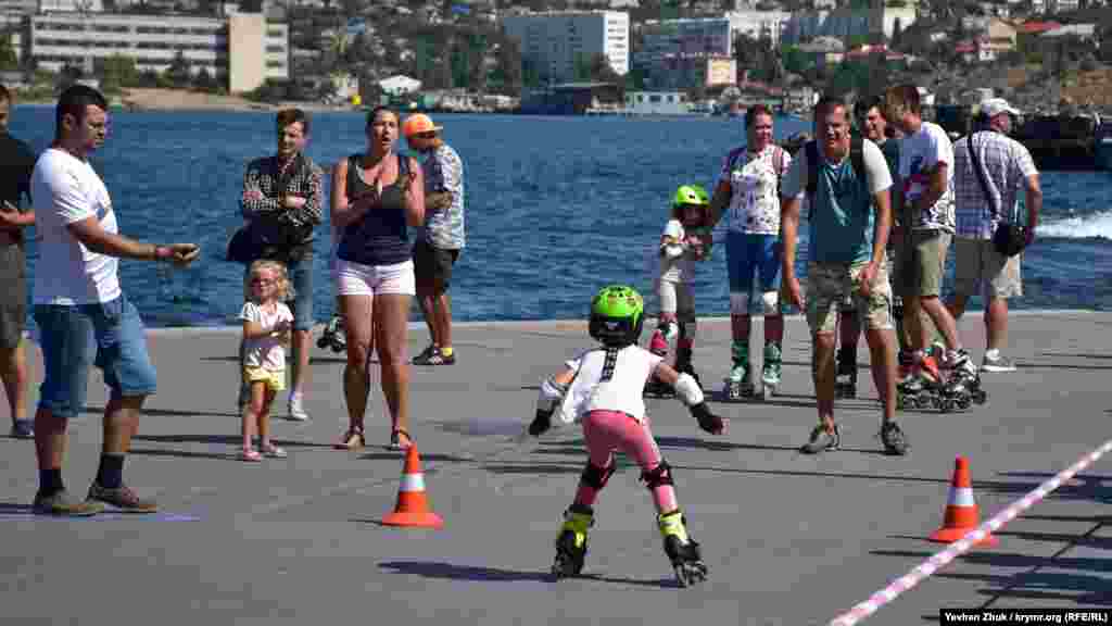 На фініші дівчинку «ловить» її тато