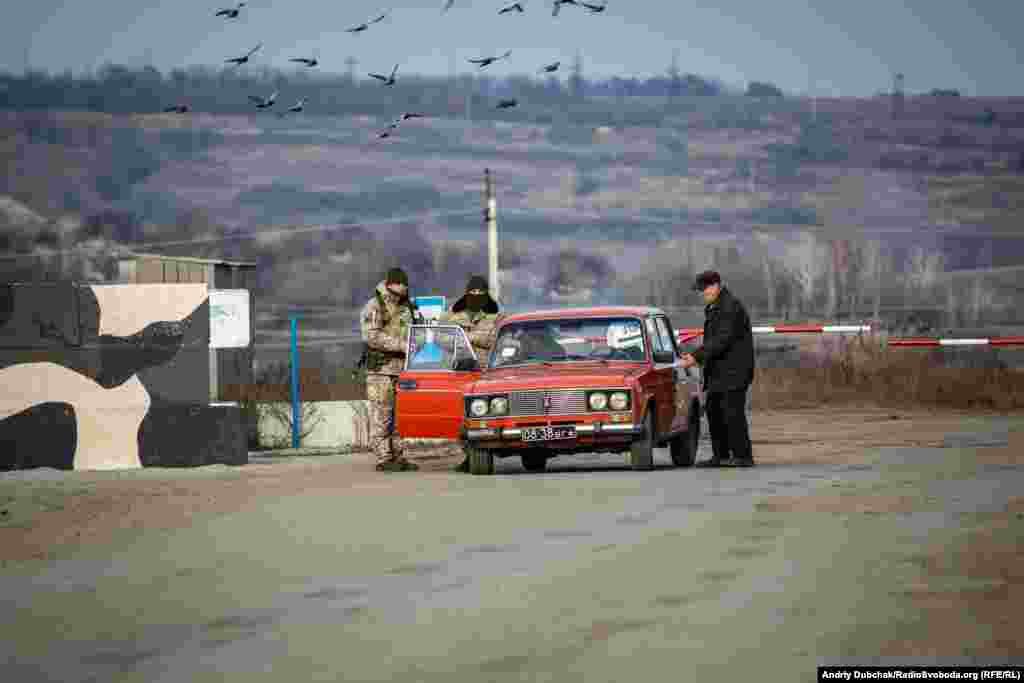 Саме КПВВ «Золоте», як і раніше, працює лише з української сторони. І є єдиною дорогою до Катеринівки, яка знову стала «напівсірою»