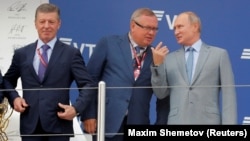 61-річний Дмитро Козак (на фото ліворуч) замінив Владислава Суркова, який відповідав за відносини Росії з Україною від 2013 року. Крайній лівору на фото – президент Росії Володимир Путін