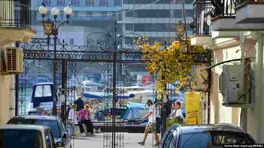 За ажурним парканом – набережна Назукіна