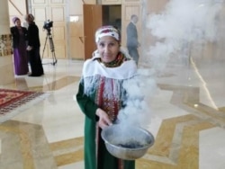 دود دادن اسفند در عشقآباد «علیه کرونا»، به توصیه رئیس جمهور کشور