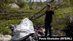 Богдан Гаркуша стоїть на місці, в якому, каже, разом із своїми друзями утримувався просто неба російськими військовими