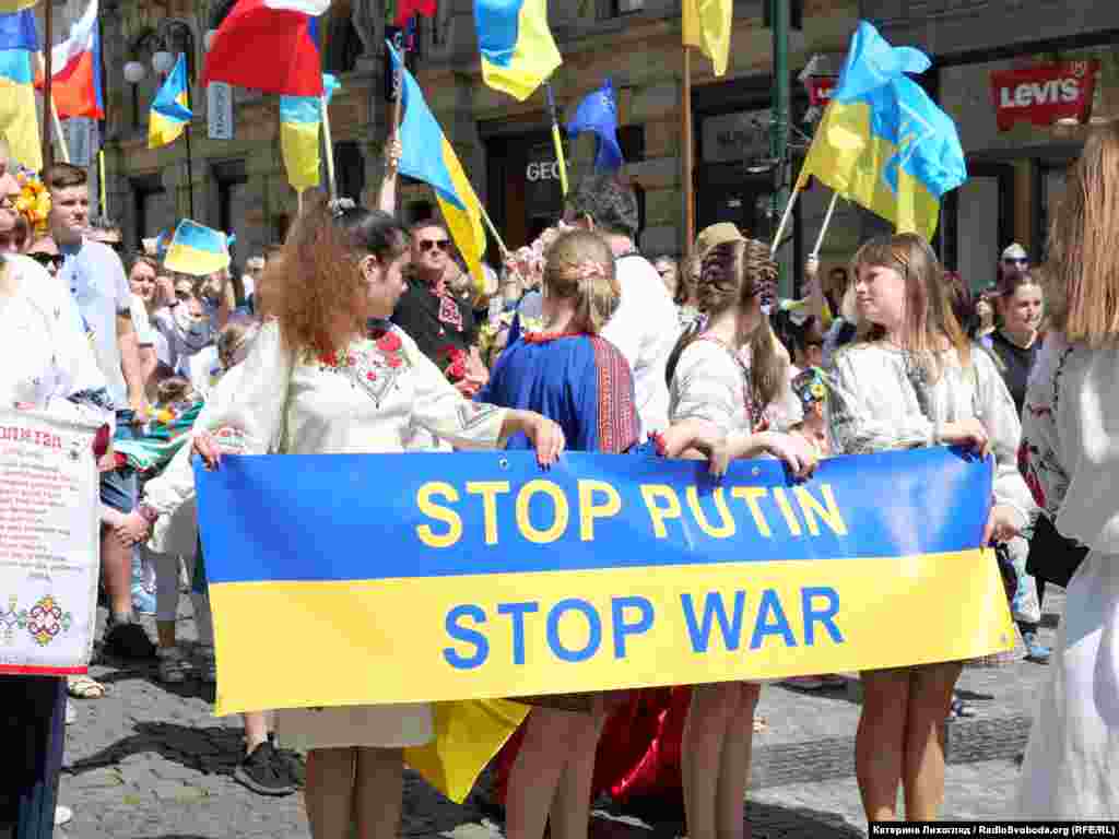 «Зупиніть Путіна, зупиніть війну» – на Марш вишиванки українці Чехії  вкотре з 2014-го року вийшли з ключовим закликом. Прага, 22 травня 2022 року