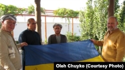 Пошуково-рятувальна група на чолі з Олегом Чуйком привезла Амруддінові, який може виявитись зниклим Ігорем Бєлокуровим, український прапор